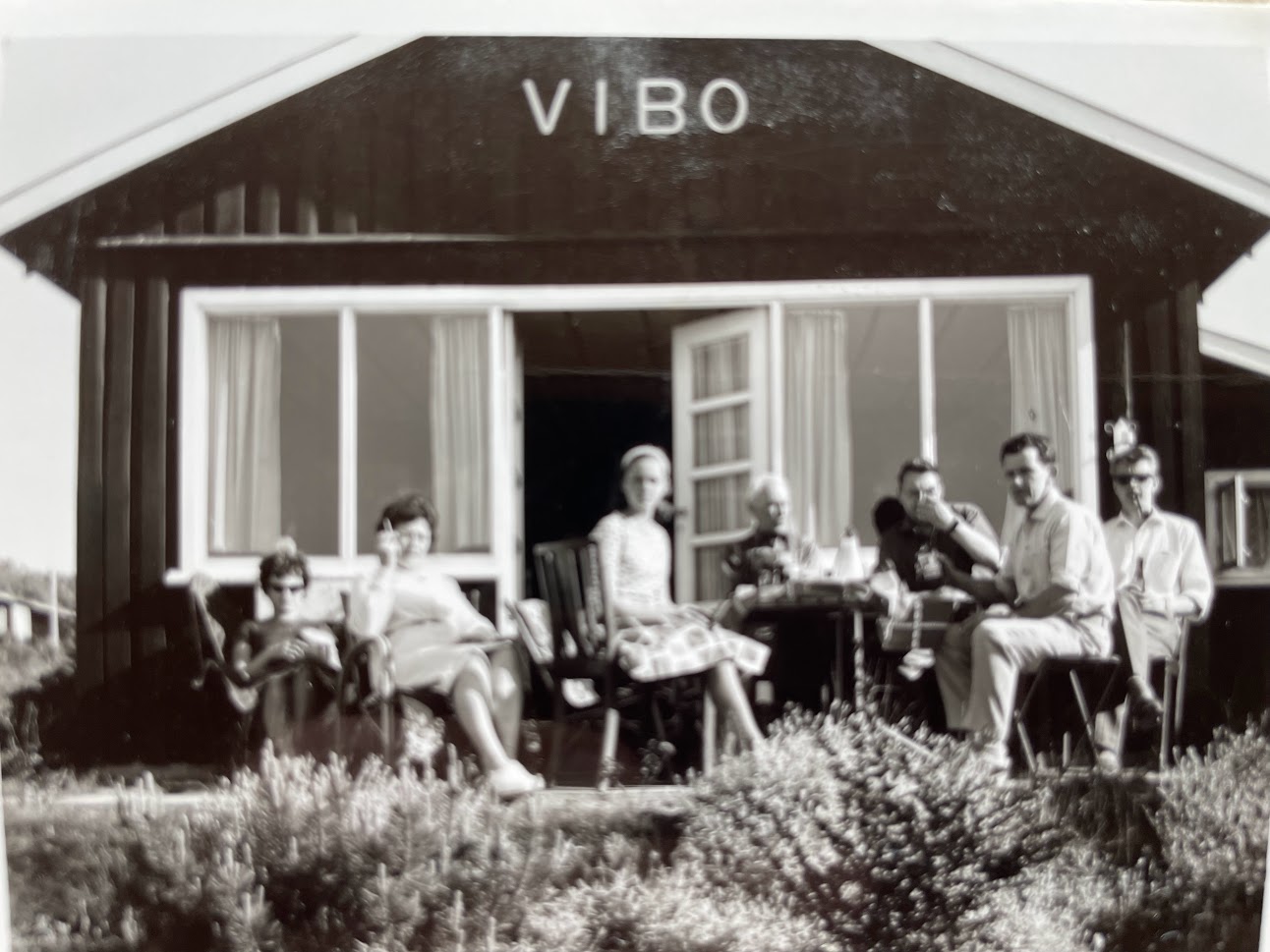 Et billede, der indeholder græs, udendørs, bygning, gruppe
Automatisk genereret beskrivelse