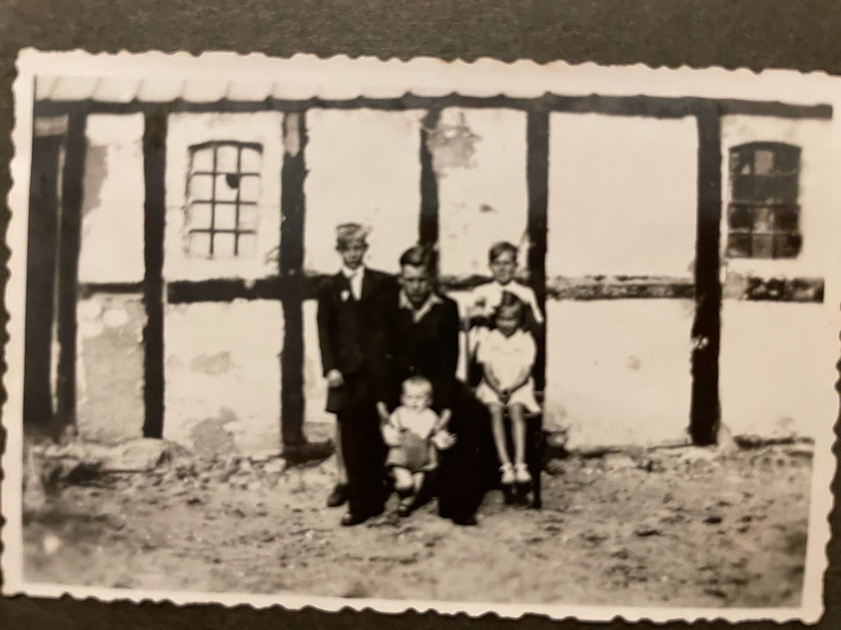 Et billede, der indeholder tekst, person, hus, bygning

Automatisk genereret beskrivelse