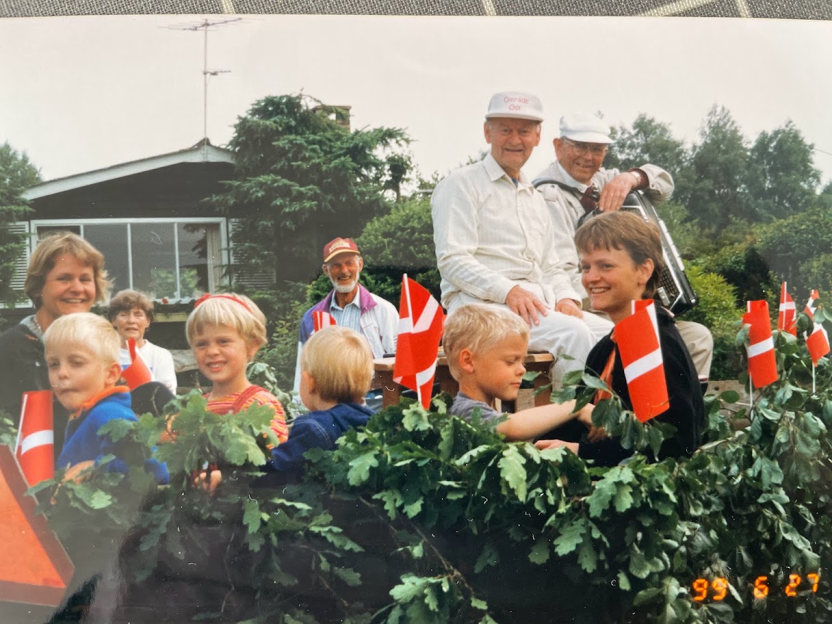 Et billede, der indeholder tøj, person, Ansigt, dreng

Automatisk genereret beskrivelse