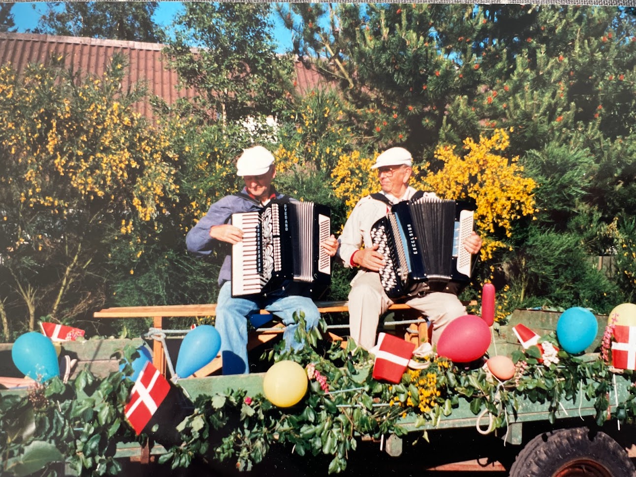 Et billede, der indeholder tøj, udendørs, træ, person

Automatisk genereret beskrivelse