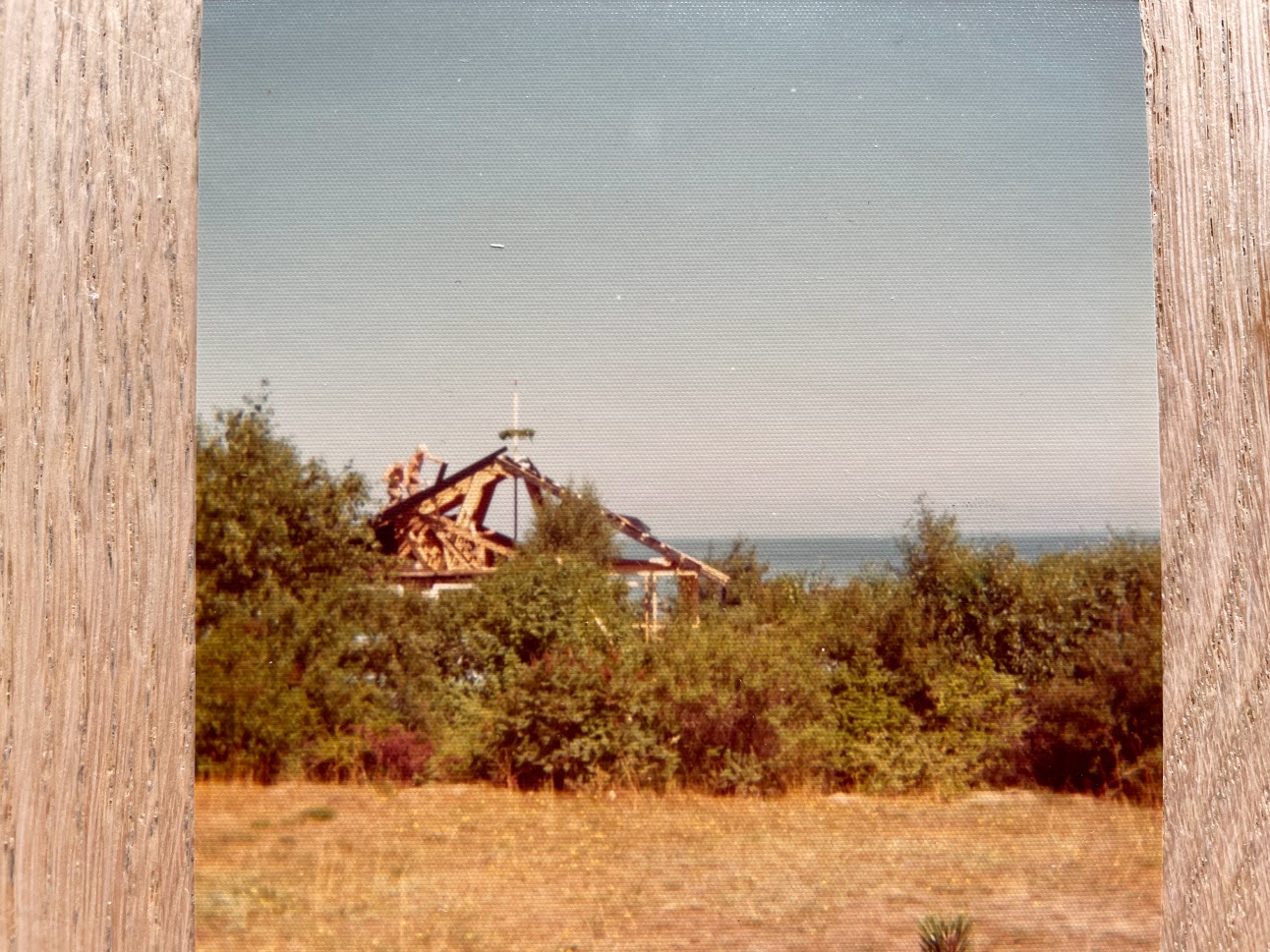 Et billede, der indeholder udendørs, bygning, veranda, vindue
Automatisk genereret beskrivelse