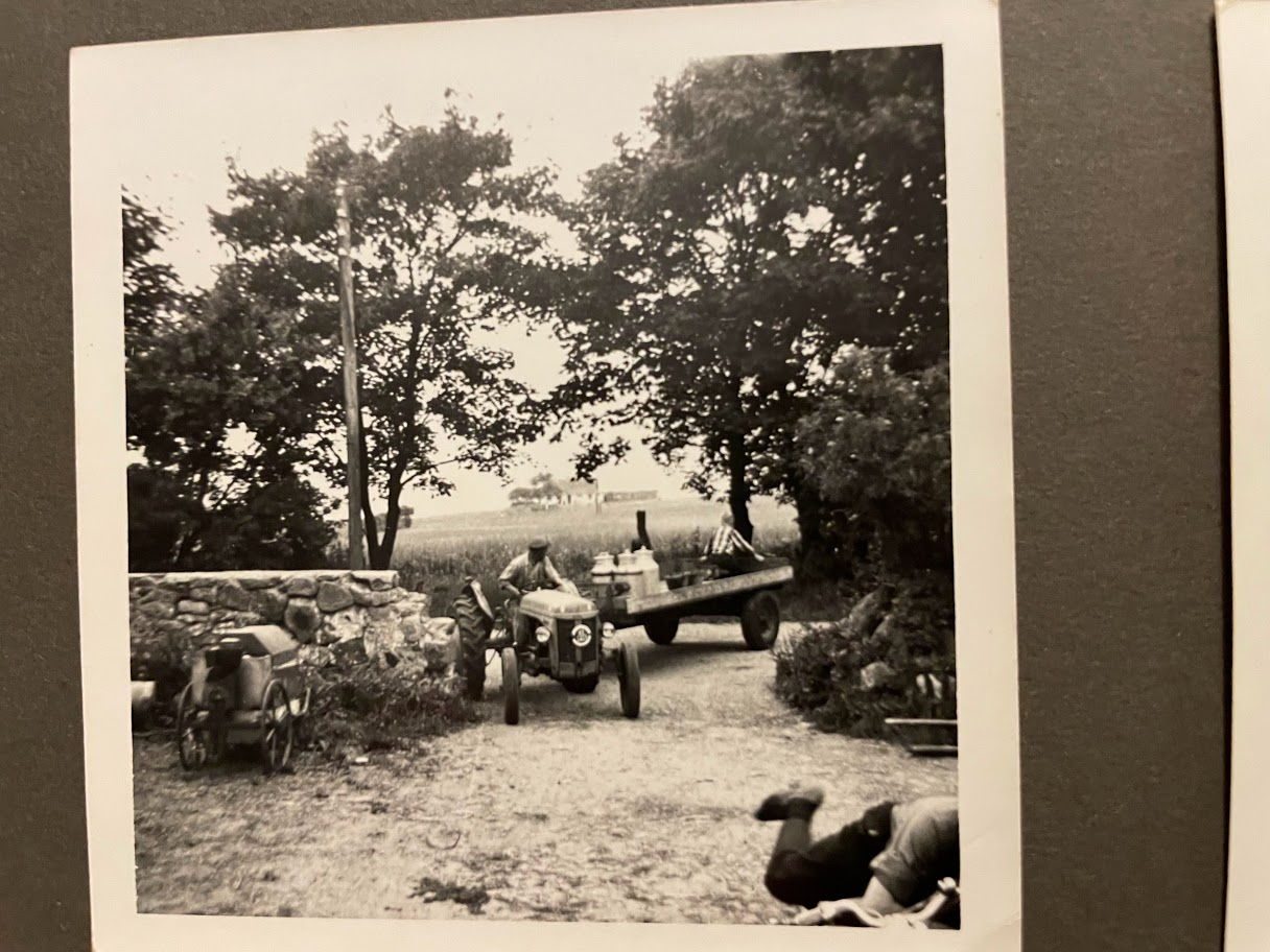 Et billede, der indeholder udendørs, træ, Fotopapir, billedramme

Automatisk genereret beskrivelse